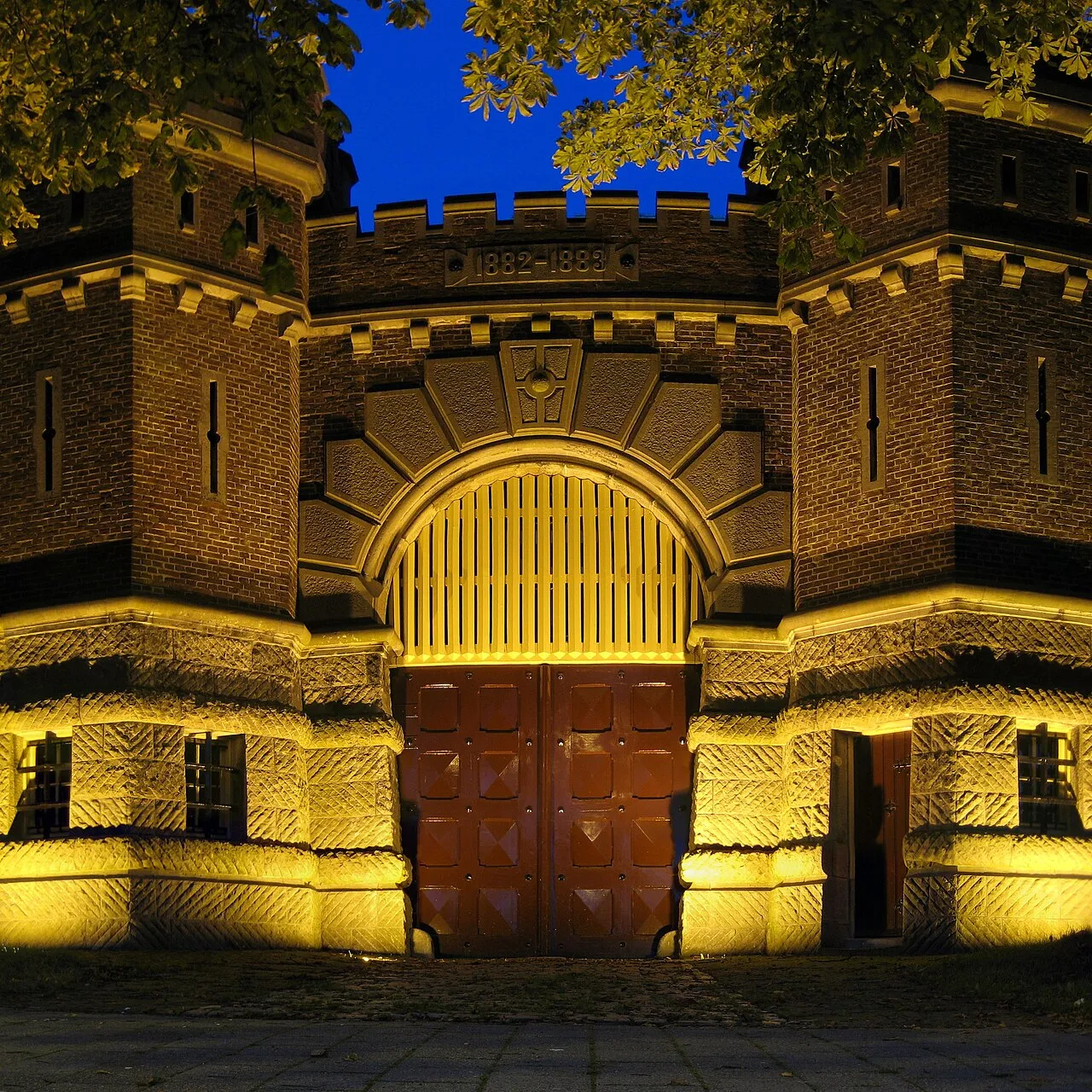 De ingang van het poortgebouw van de Van Mesdagkliniek (voorheen Cellulaire Strafgevangenis) aan de Hereweg in Groningen.