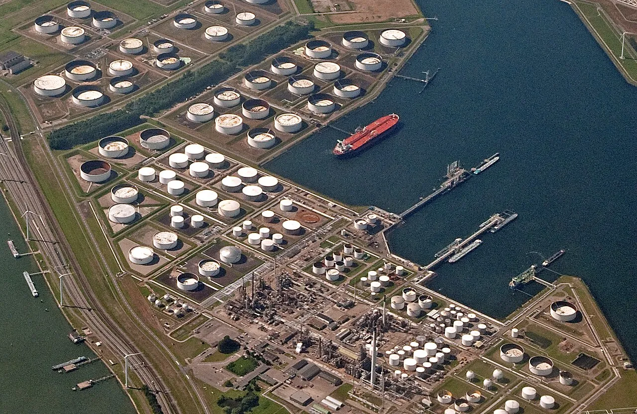 Luchtfoto van olieopslagtanks in de Rotterdamse haven, Europoort, 2014.