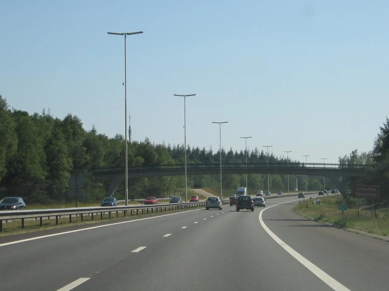 De A27 bij Hilversum, dezelfde snelweg als bij knooppunt Eemnes waar het ongeval gebeurde