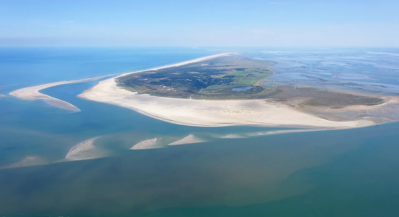 Luchtfoto van het Waddeneiland Schiermonnikoog, voor de kust waarvan het vrachtschip stuurloos raakte