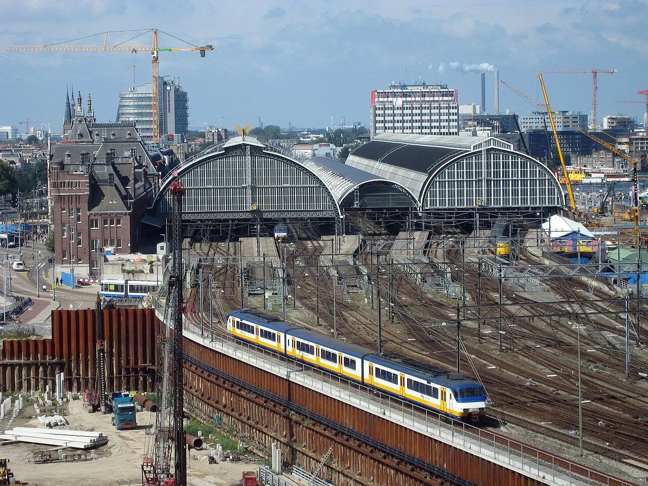 Station Amsterdam Centraal, waar een van de mishandelingen plaatsvond.