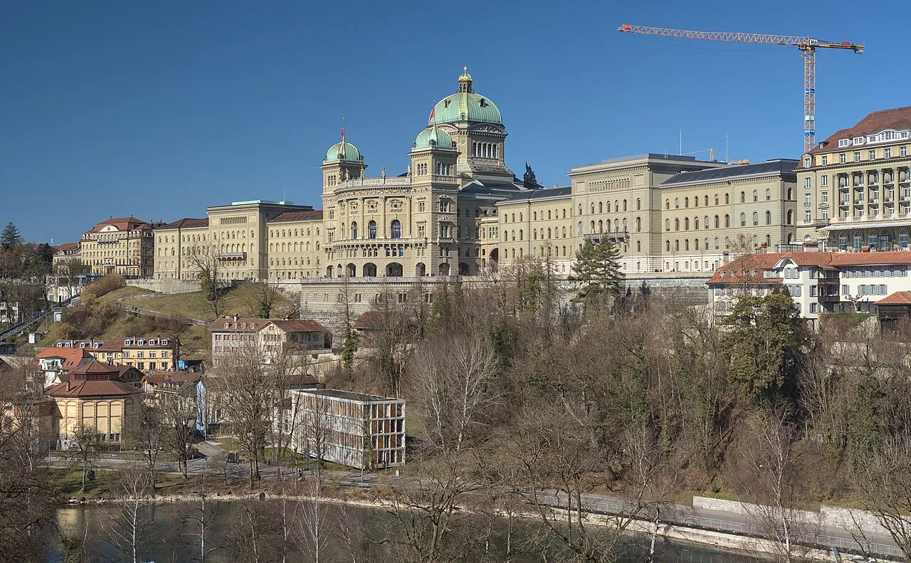 Het Bundeshaus, het Zwitserse parlementsgebouw in Bern, gezien vanaf de rivier de Aare.