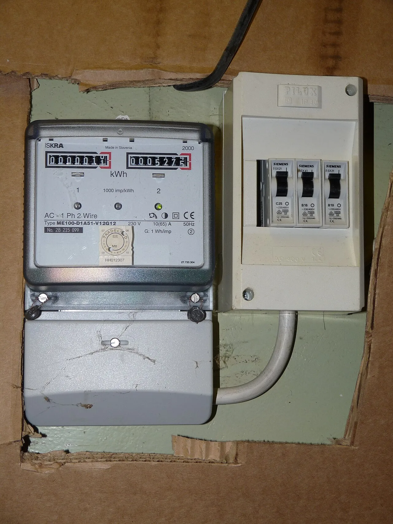 Elektriciteitsmeter met stroomonderbrekers, het type dat de aansluitcapaciteit van een huishouden bepaalt.