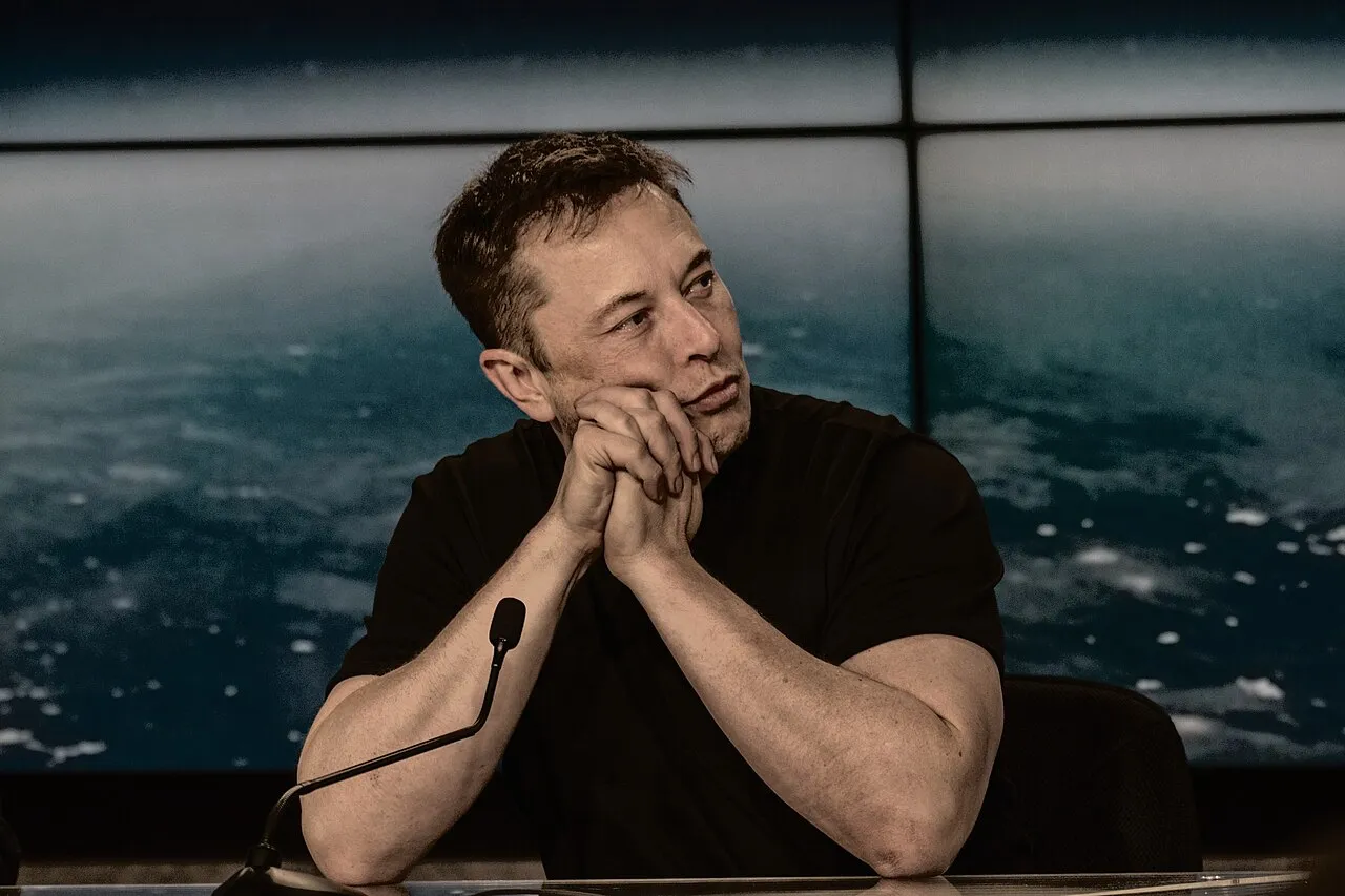 Elon Musk, eigenaar van SpaceX, tijdens een persconferentie
