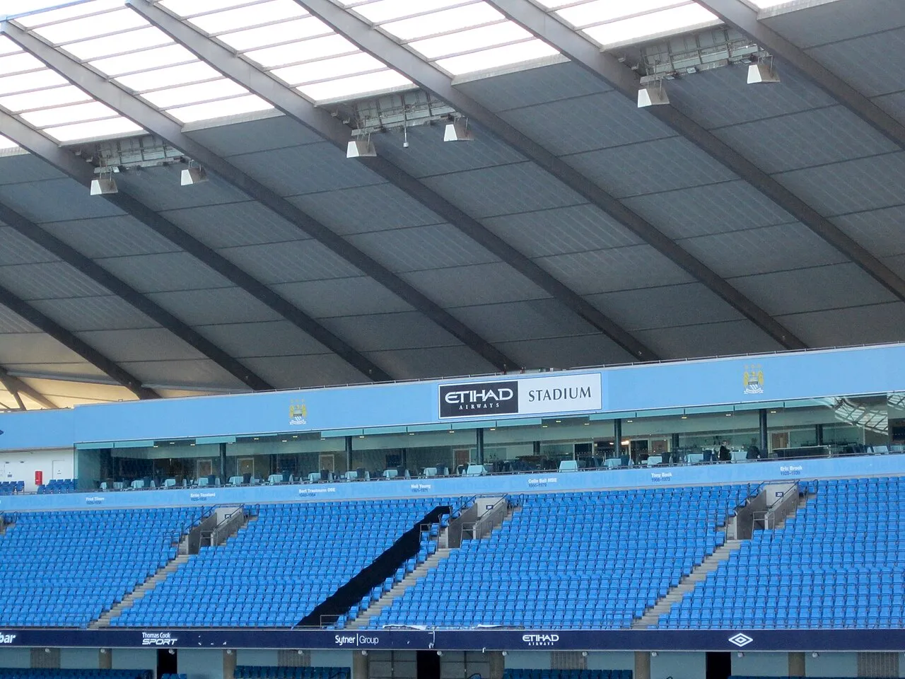 Buitenaanzicht van het Etihad Stadium, thuisbasis van Manchester City.