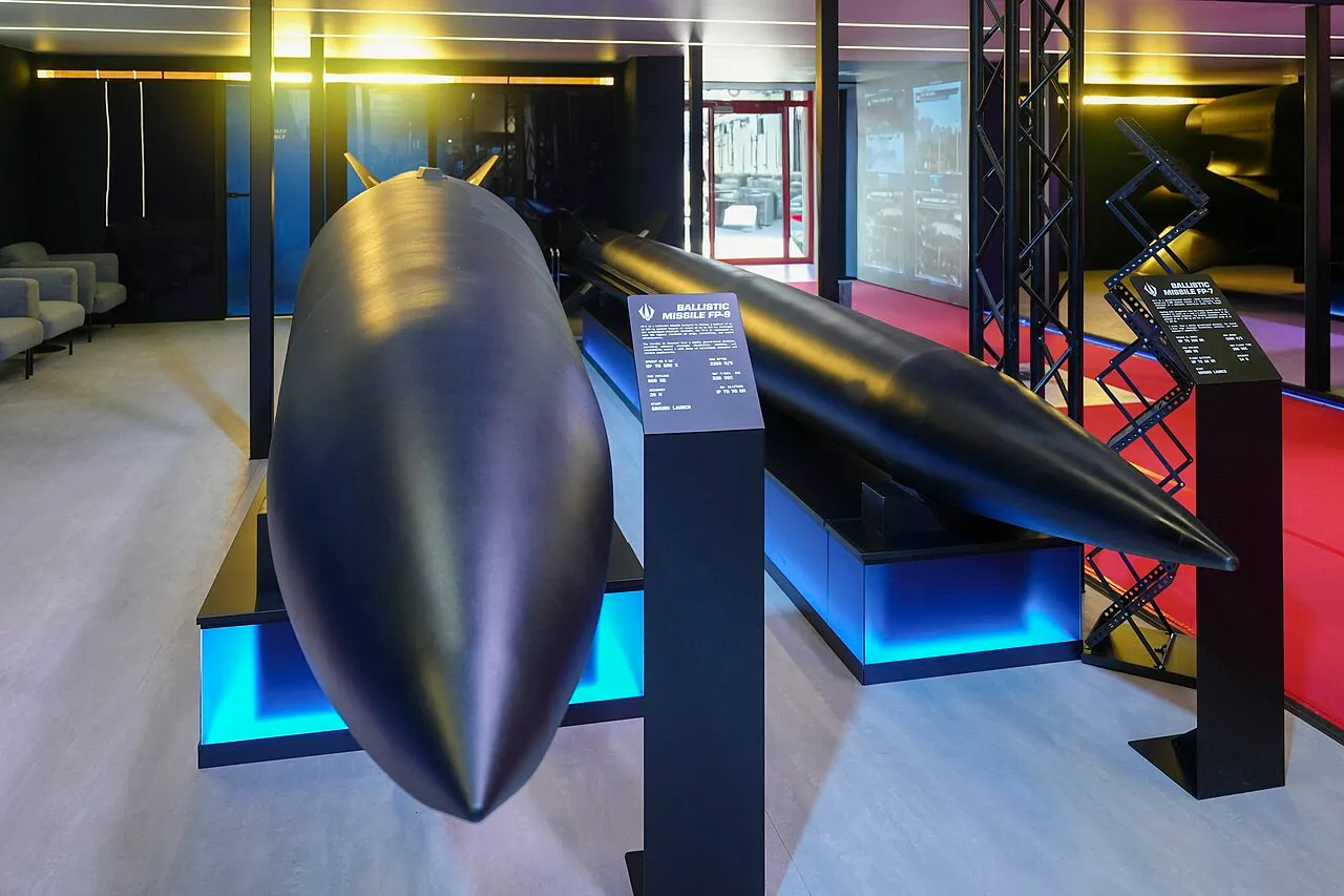 Mock-ups van de Oekraïense ballistische raketten FP-7 en FP-9 op de wapenbeurs MSPO 2026 in Kielce, Polen.