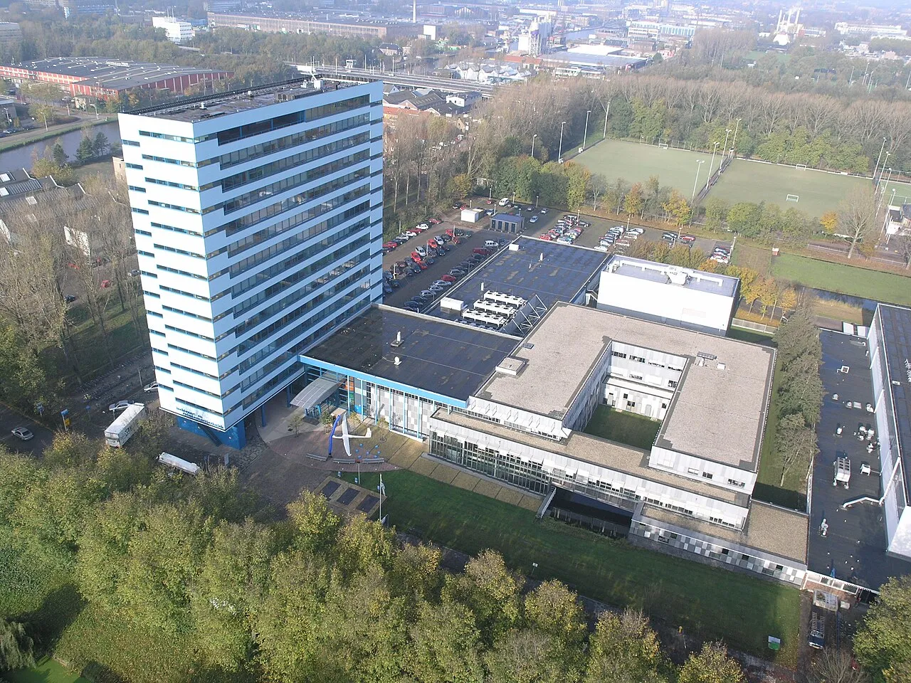 De faculteit Luchtvaart- en Ruimtevaarttechniek van de TU Delft, gezien van boven.