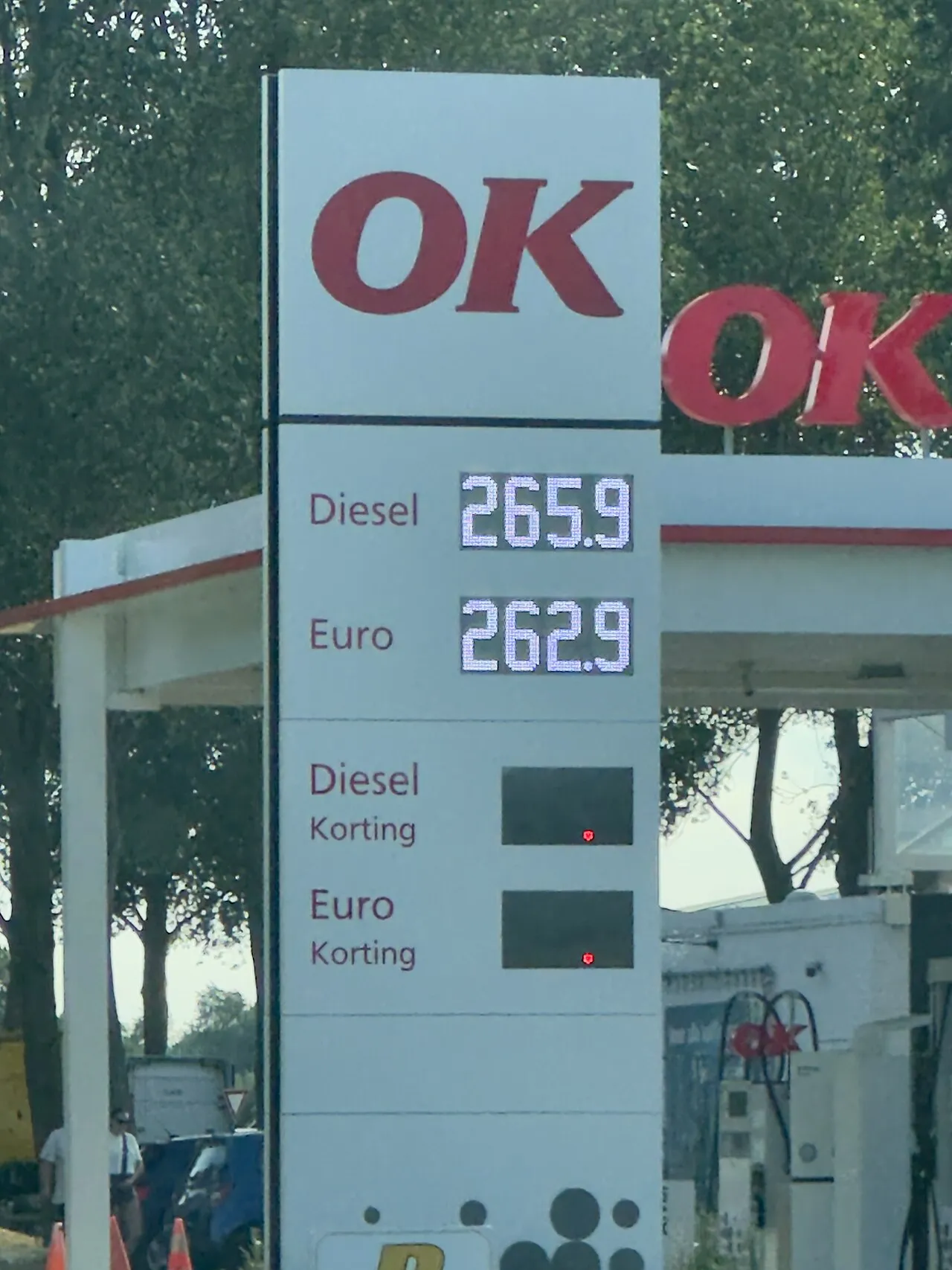 Prijsbord bij een OK-tankstation in Zuid-Holland met diesel op €2,659 en Euro 95 op €2,629 per liter, in 2026.