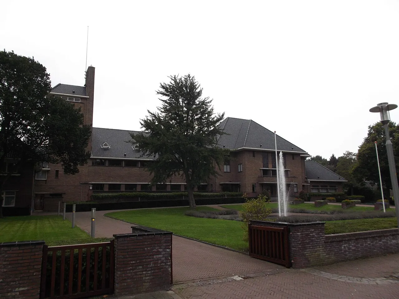 Het gemeentehuis van Katwijk, waar de gemeenteraad instemde met de komst van Eli Lilly.
