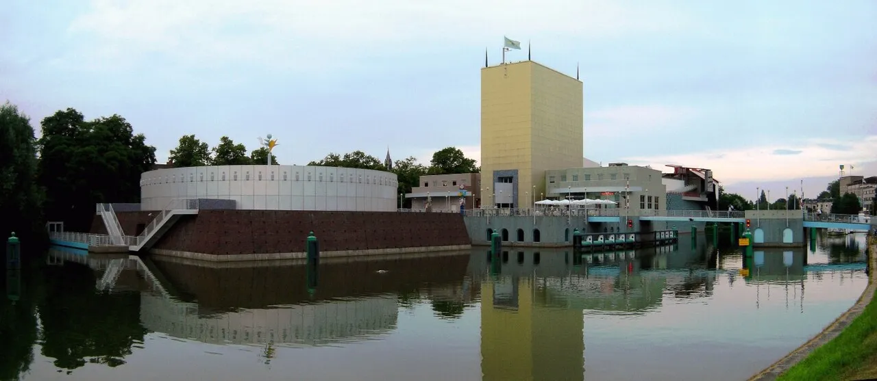 Het Groninger Museum, een van de culturele organisaties achter het camerabrillenverbod.