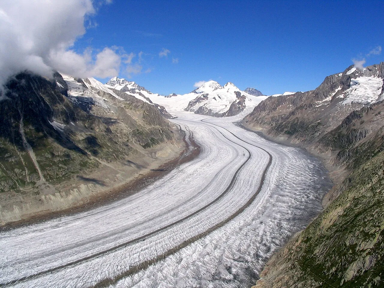 De Grote Aletschgletsjer in de Berner Alpen, gezien vanaf de Eggishorn, met de Jungfrau, Mönch en Eiger op de achtergrond