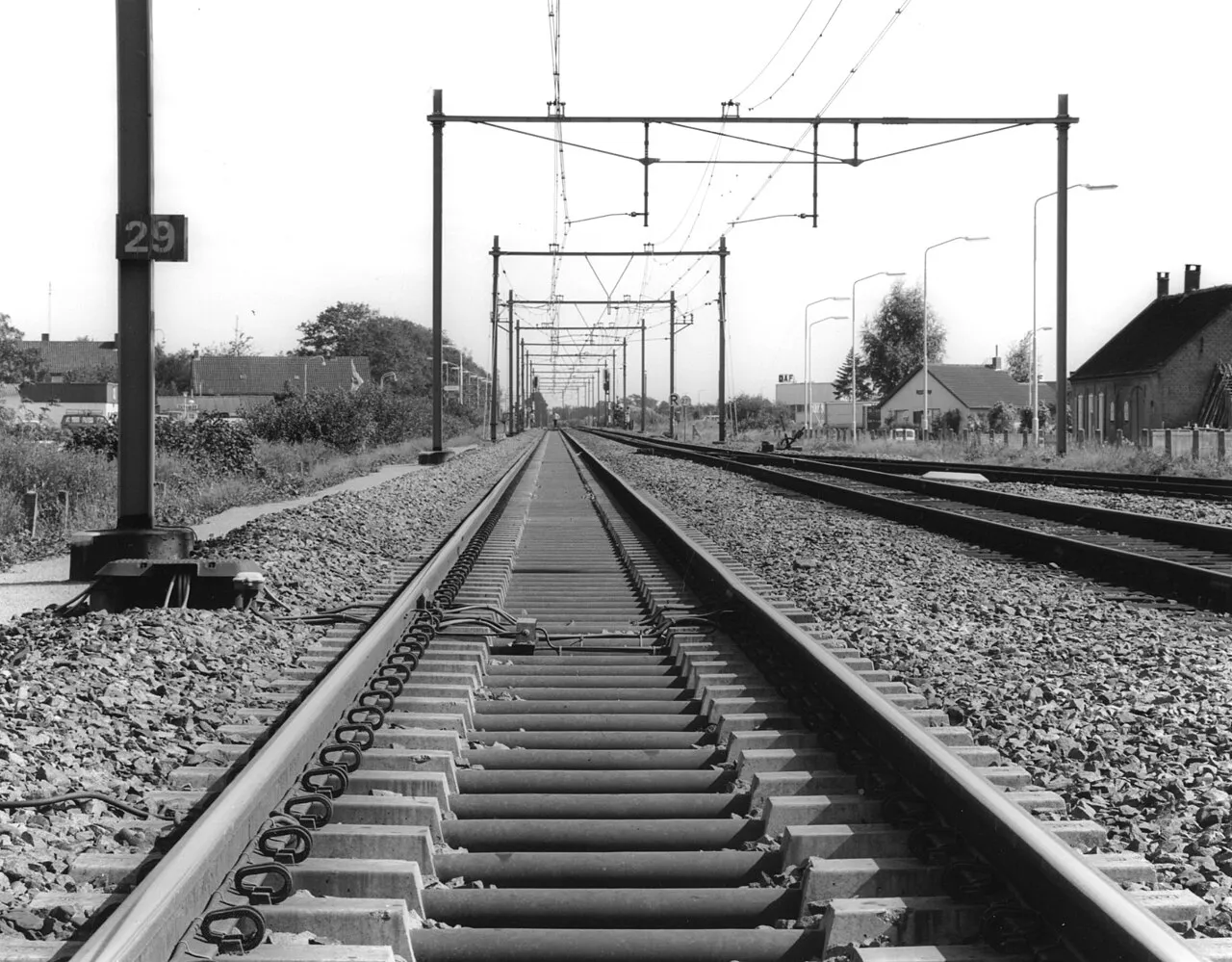 Spoorlijn met betonnen dwarsliggers bij Deurne.