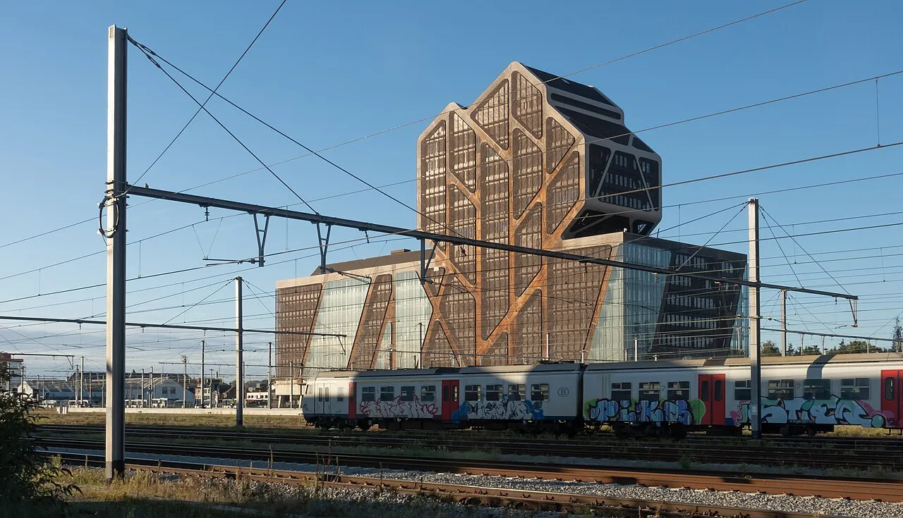 De rechtbank van eerste aanleg in Hasselt, gezien vanaf de spoorzijde.