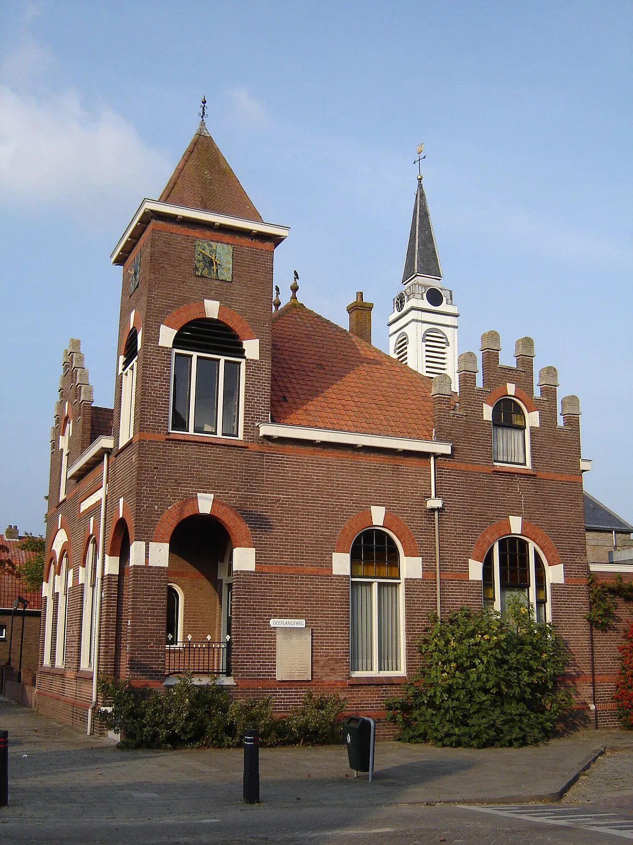 Voormalig gemeentehuis in Hoofdplaat, onderdeel van de gemeente Sluis, een van de gemeenten onder verscherpt rijkstoezicht voor asielopvang.