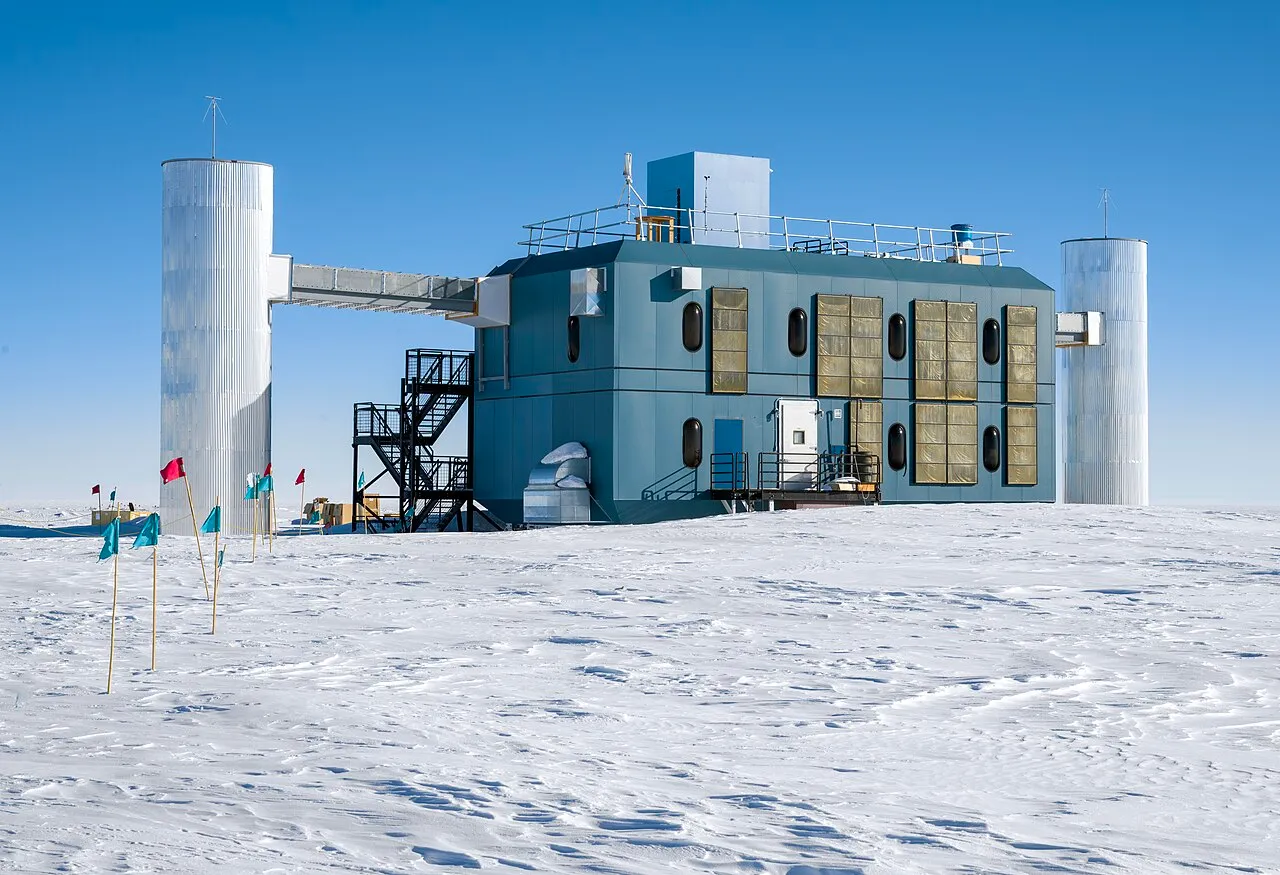 Het IceCube Neutrino Observatory bij het Amundsen-Scott-zuidpoolstation in Antarctica, gefotografeerd in 2023.