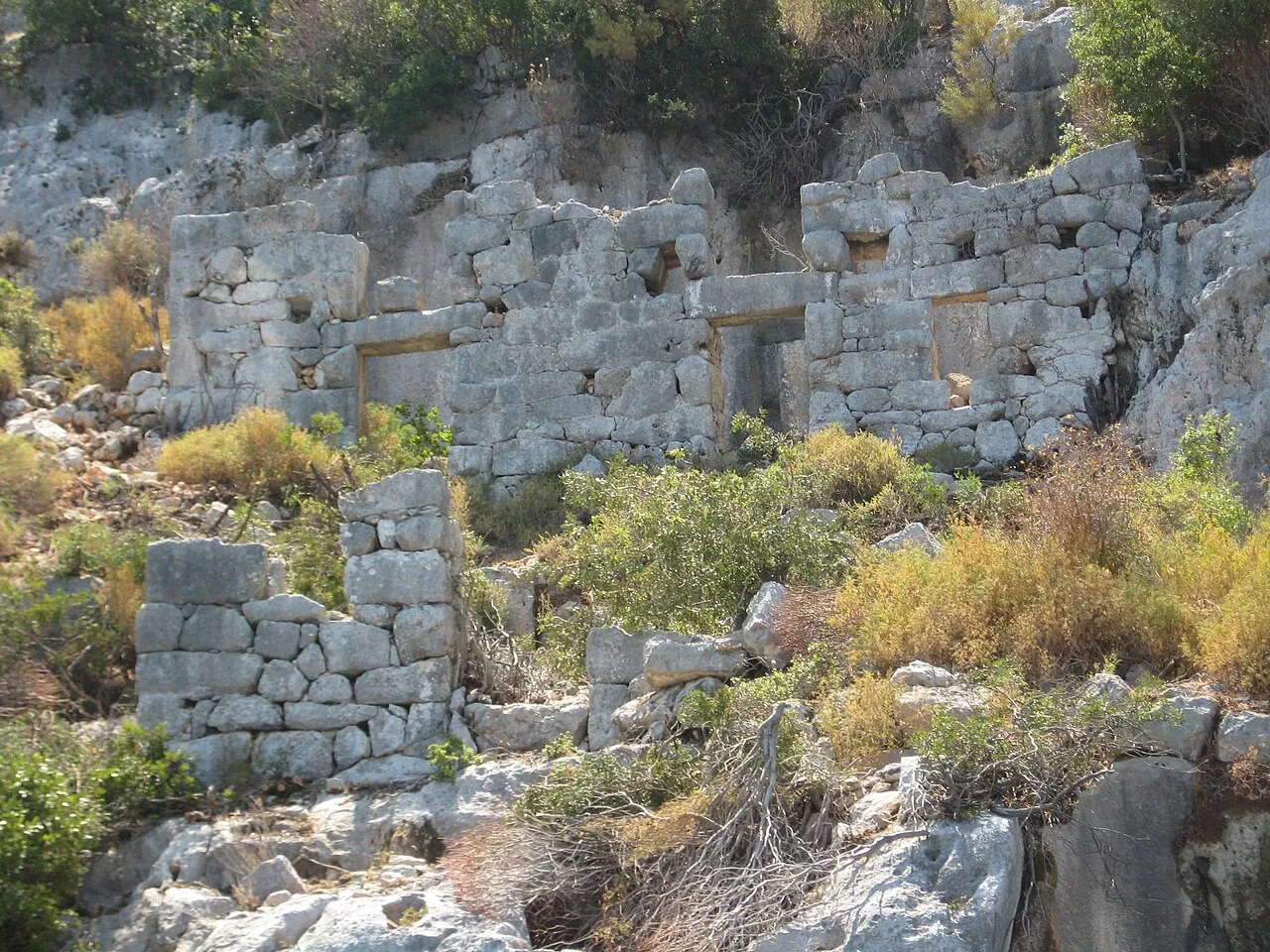 Kustgezicht bij het eiland Kekova voor de zuidkust van Turkije