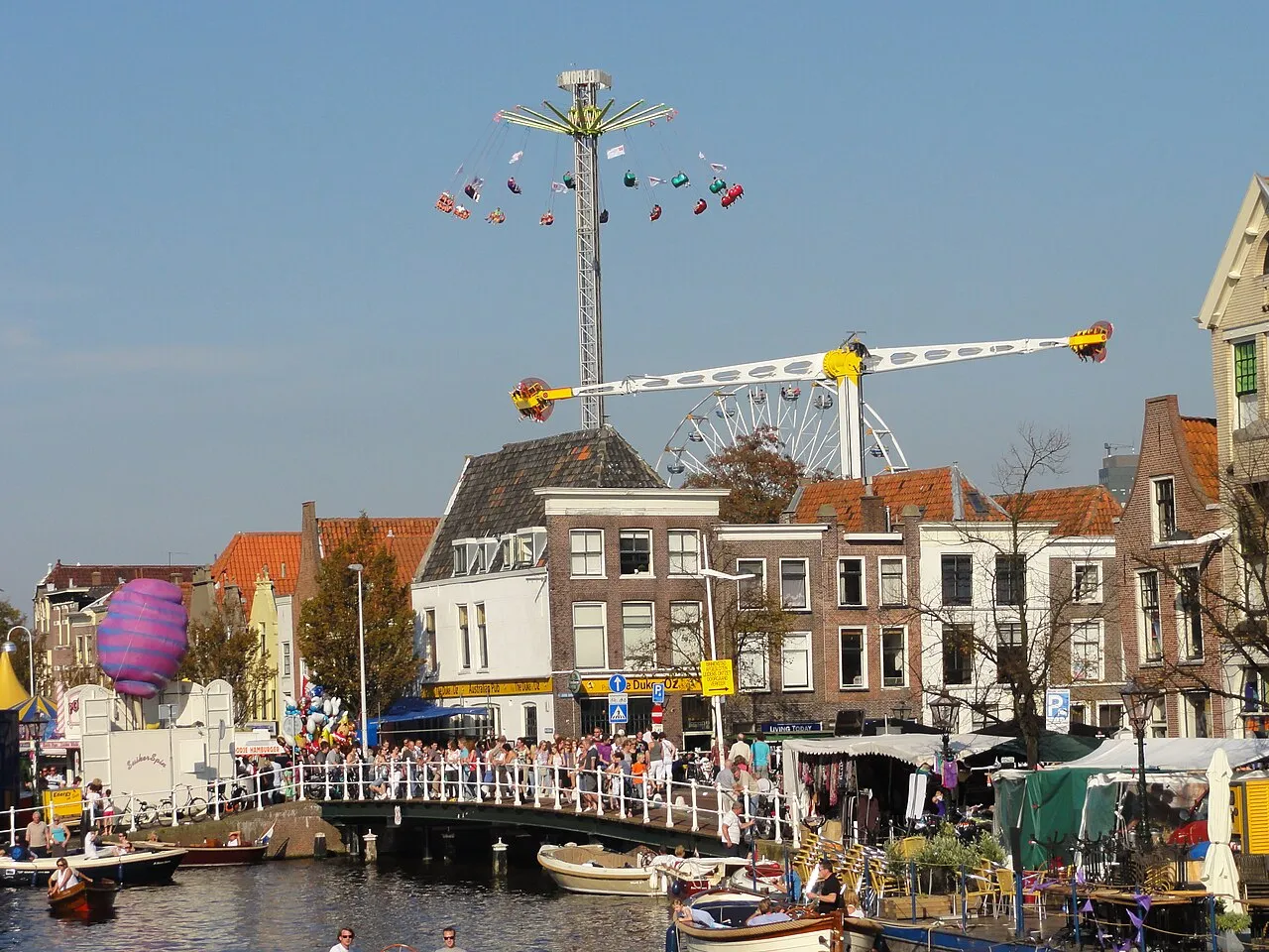 Zicht vanaf de Blauwpoortsbrug op de kermis en feestelijkheden van Leidens Ontzet in Leiden.