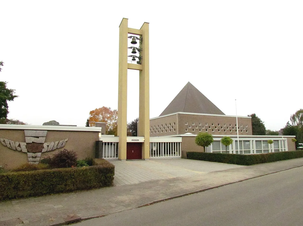 De Kruiskerk in Wezep, de kerk in de gemeente Oldebroek waar de regenboogvlag werd gehesen en later gestolen