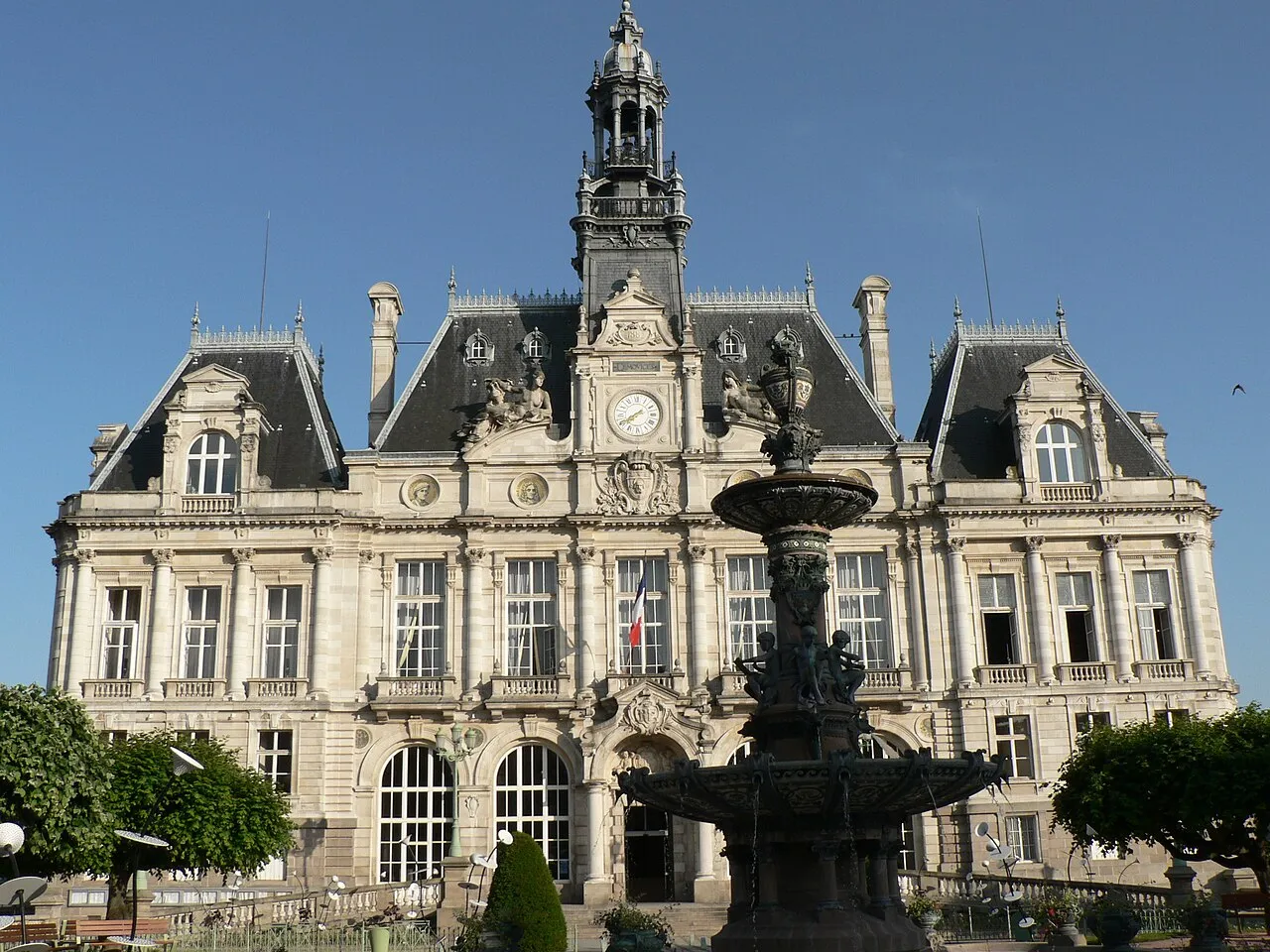 Het stadhuis van Limoges, het gebouw dat bij de rellen zwaar beschadigd raakte.
