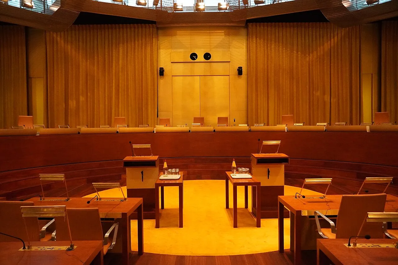 De grote rechtszaal van het Hof van Justitie van de EU, dat oordeelde over de aansprakelijkheid van banken bij phishing