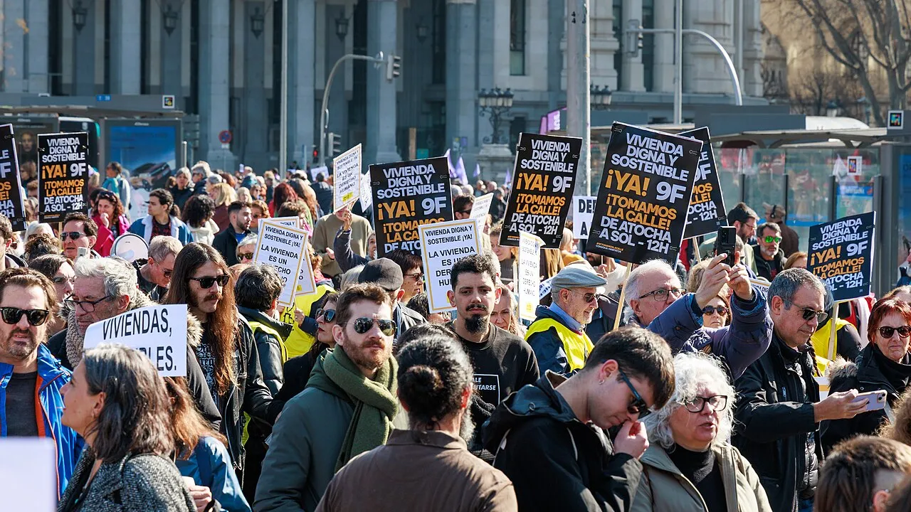 Demonstranten lopen richting de Puerta del Sol in Madrid tijdens een protest voor betaalbaar wonen.