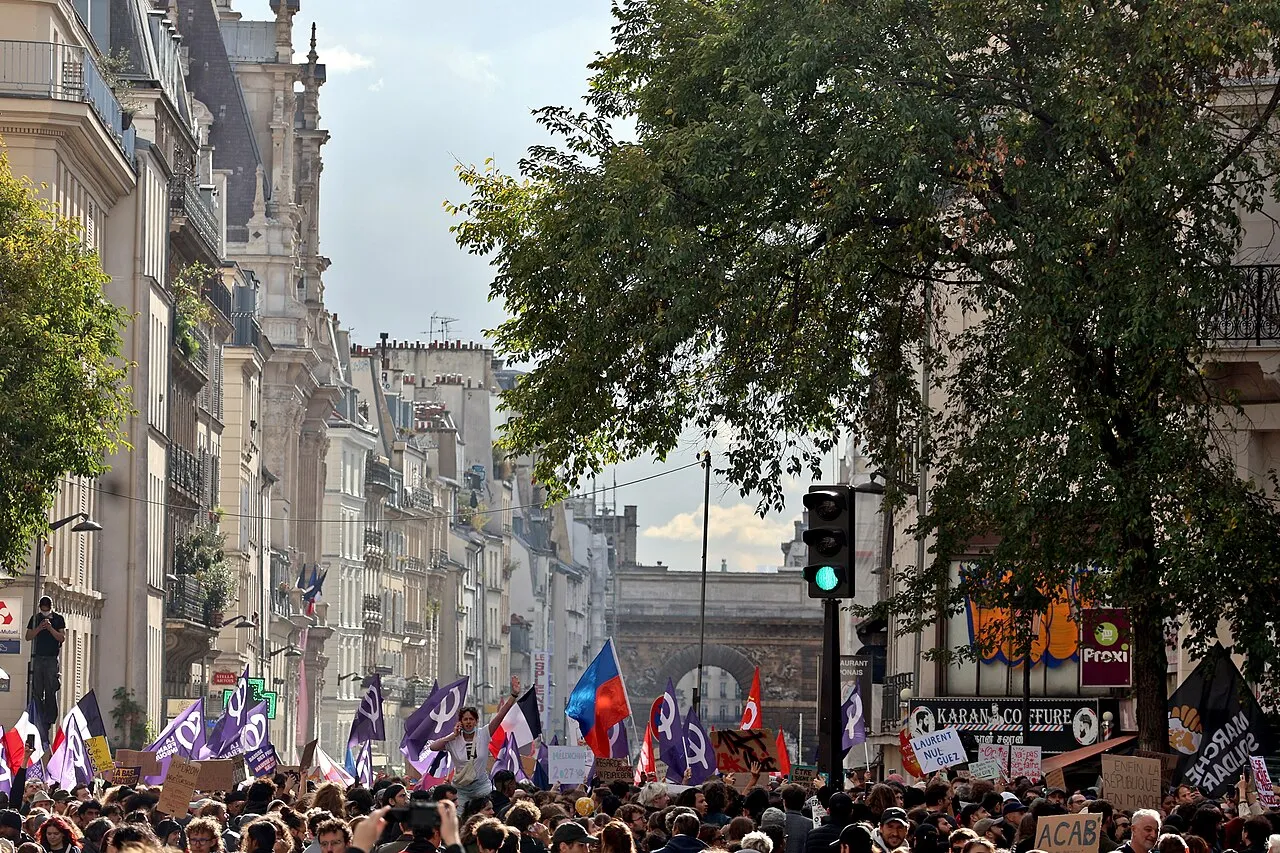 Betogers met spandoeken tijdens een protest tegen de hoge kosten van levensonderhoud in Parijs, 17 oktober 2026.