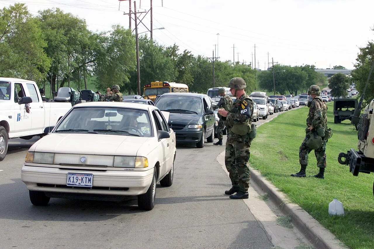 Militaire politie controleert voertuigen bij de hoofdpoort van legerbasis Fort Hood in Texas.