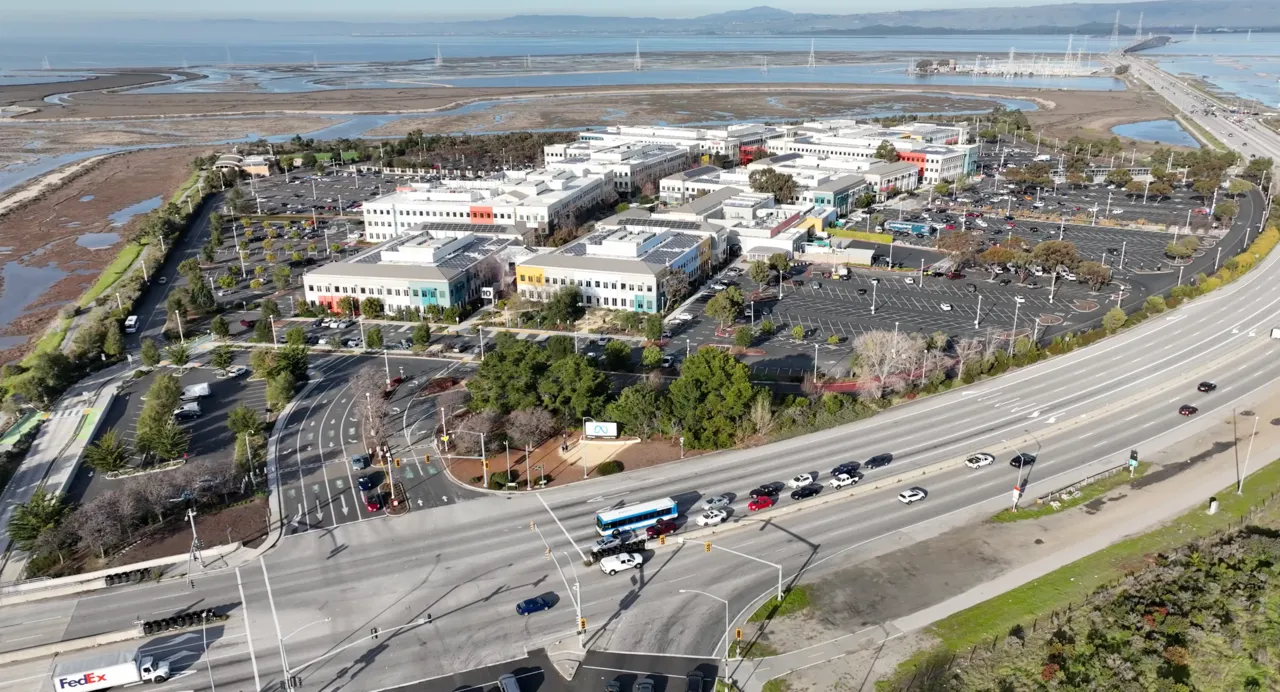 Luchtfoto van het hoofdkantoor van Meta in Menlo Park met het logo van het bedrijf zichtbaar.