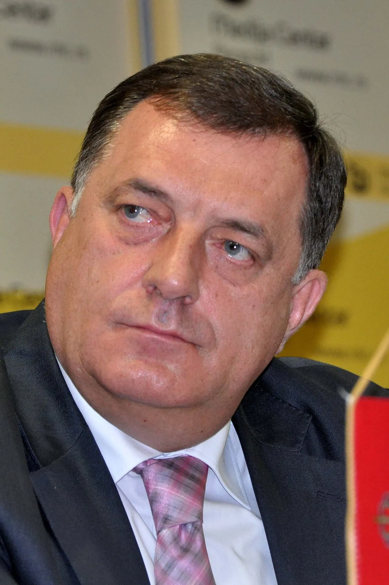 Milorad Dodik, leider van de SNSD-partij, tijdens een publiek optreden.