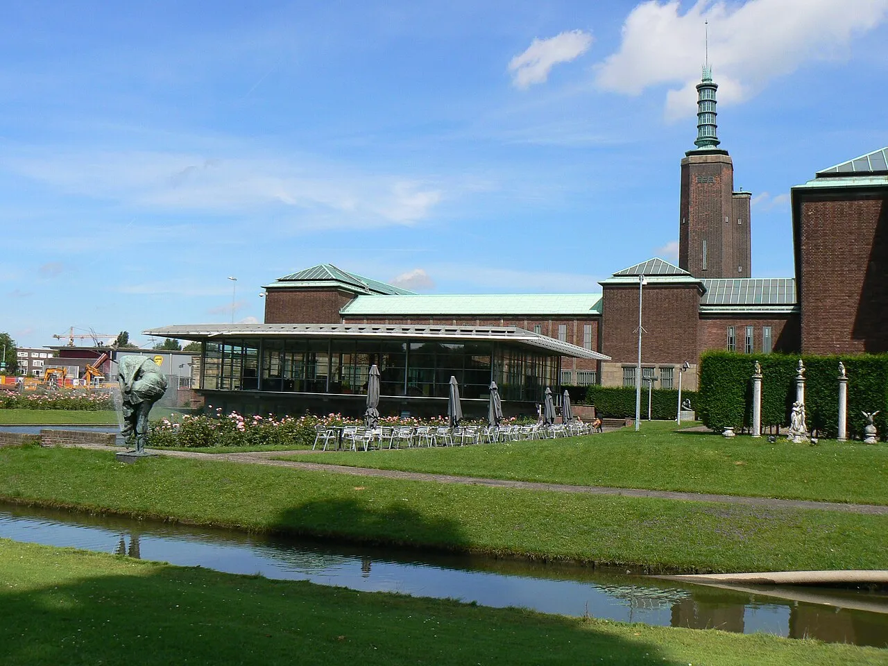 Museumpark aan de achterzijde van Museum Boijmans Van Beuningen in Rotterdam
