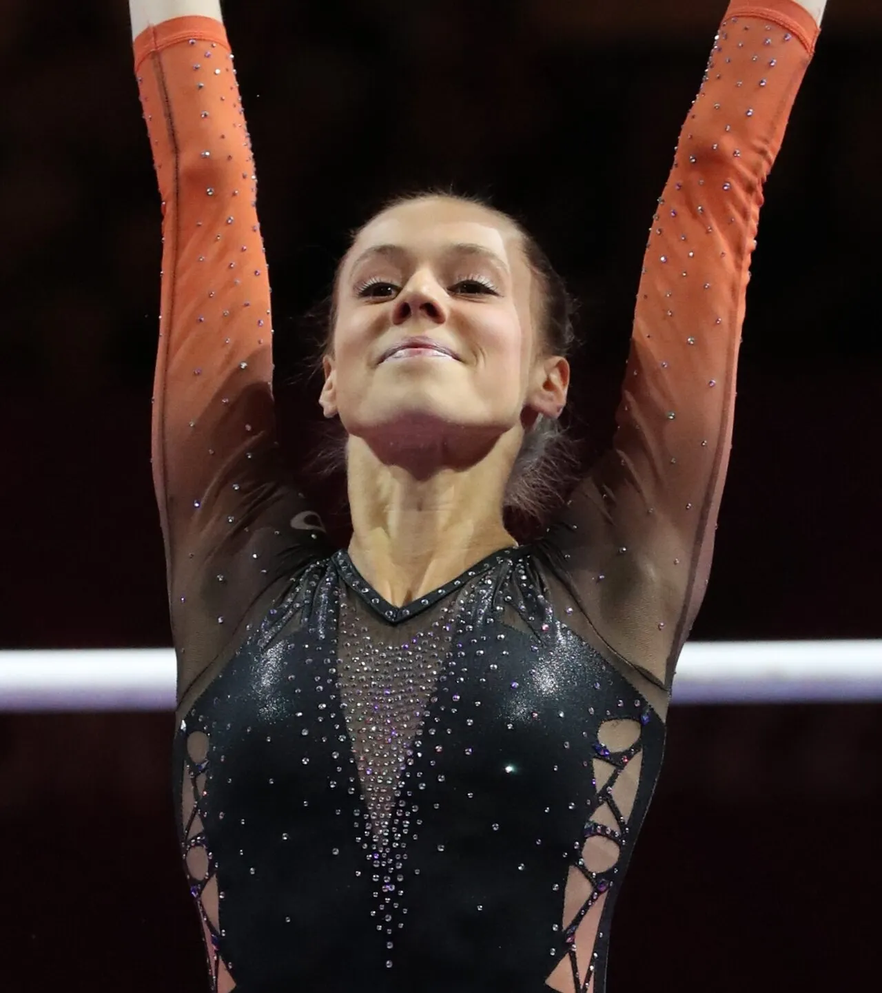 Nederlandse turnster Naomi Visser aan de brug tijdens een internationaal kampioenschap