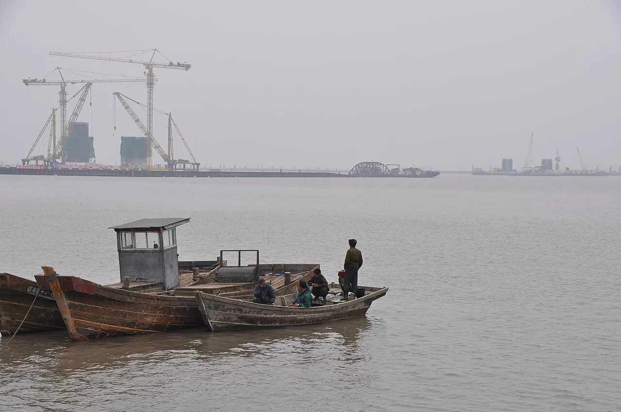 De nieuwe Yalubrug tussen Dandong (China) en Sinuiju (Noord-Korea), tijdens de bouw in juni 2012