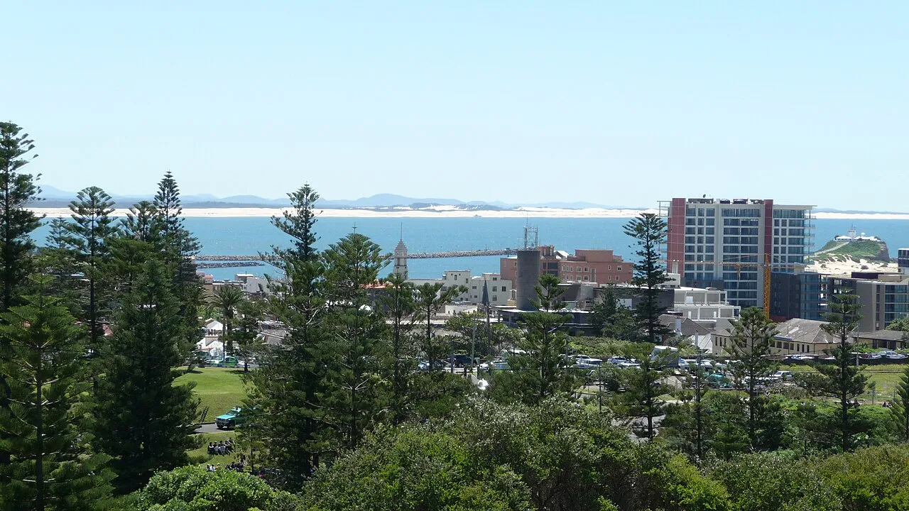Uitzicht op de haven en kustlijn van Newcastle, de Australische stad waar het incident plaatsvond.