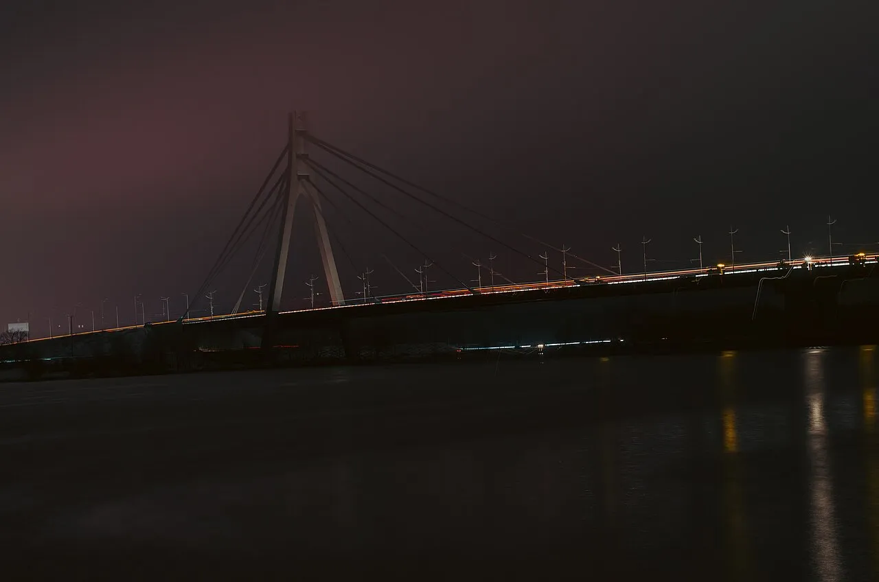 De Noordbrug over de Dnipro-rivier in Kyiv