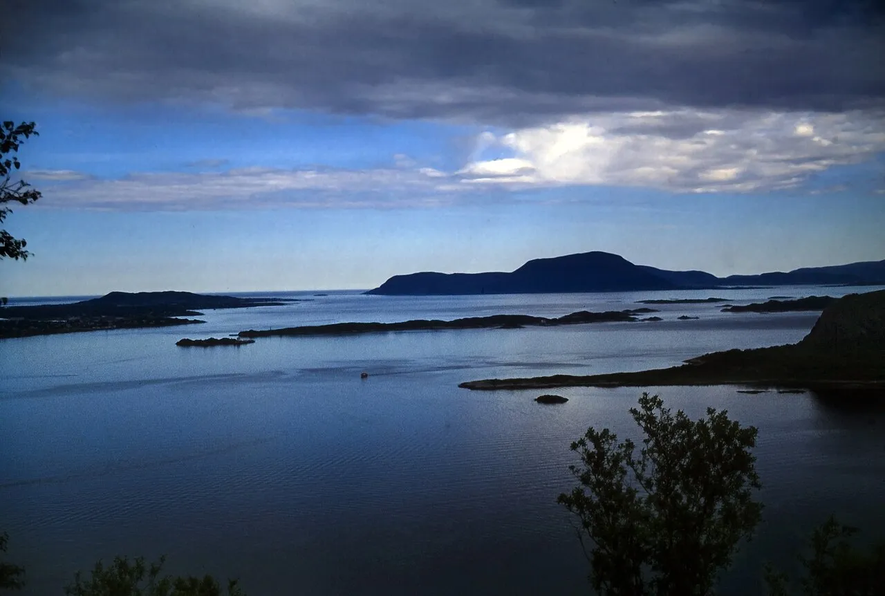 Zicht over het Valderhaugfjord bij Ålesund in Noorwegen, waar de aanvaring plaatsvond.