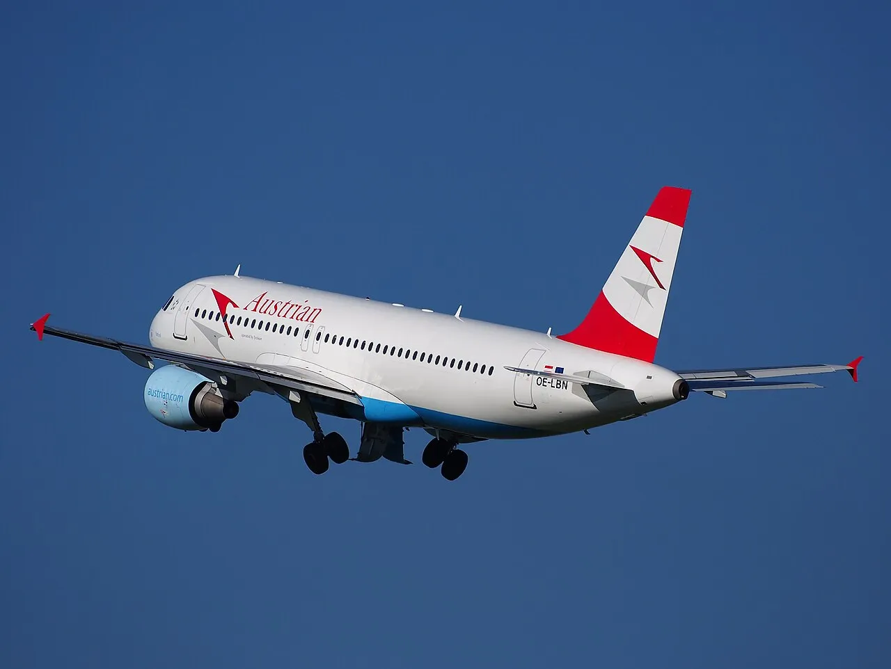 Een Airbus A320 van Austrian Airlines bij het opstijgen, het vliegtuigtype dat na een bommelding uitweek naar Sofia
