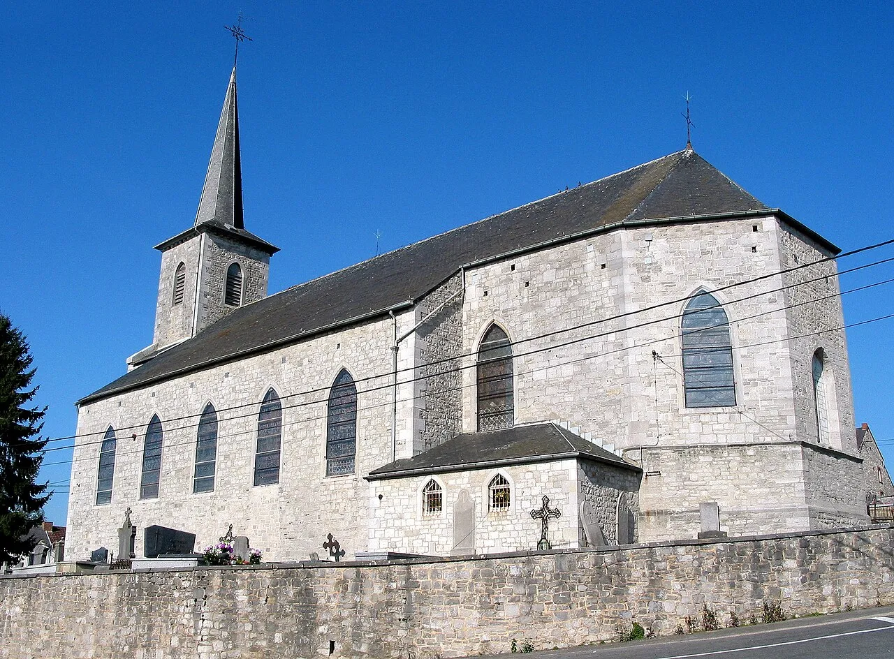 De Sint-Maartenskerk in Onhaye, het Belgische dorp waar Tyméo en zijn vader Bryan werden gevonden.