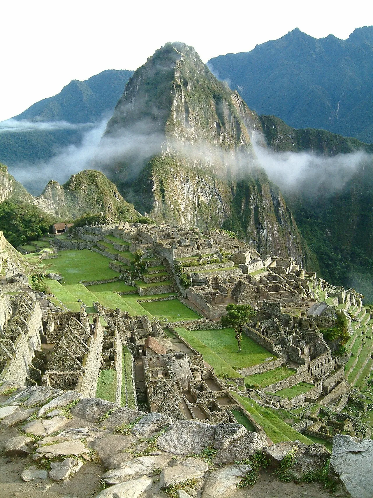 Zonsopgang bij de Inca-ruïnestad Machu Picchu in Peru, met de bergtop Huayna Picchu op de achtergrond.