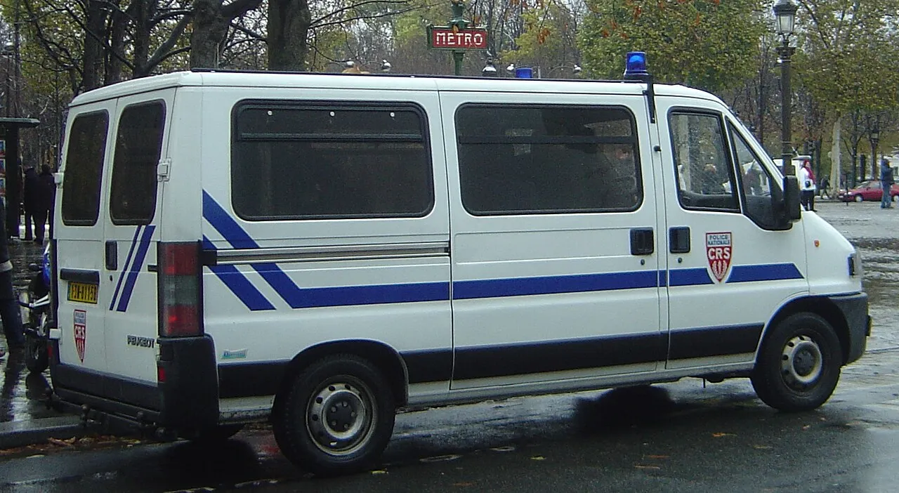 Franse politie-CRS-eenheden en voertuig opgesteld in Parijs