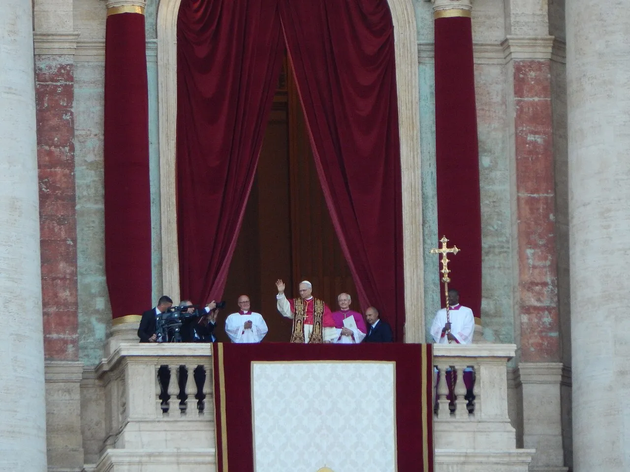 Paus Leo XIV zwaait naar de gelovigen op het Sint-Pietersplein.