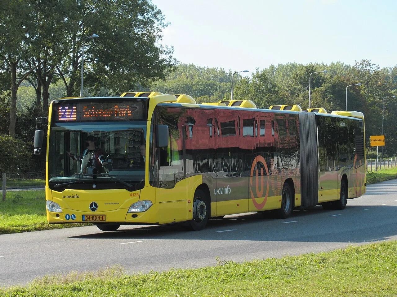 Een gelede Mercedes-Benz Citaro G bus van Qbuzz, hetzelfde bustype als de uitgebrande lijnbus bij Hoogersmilde.
