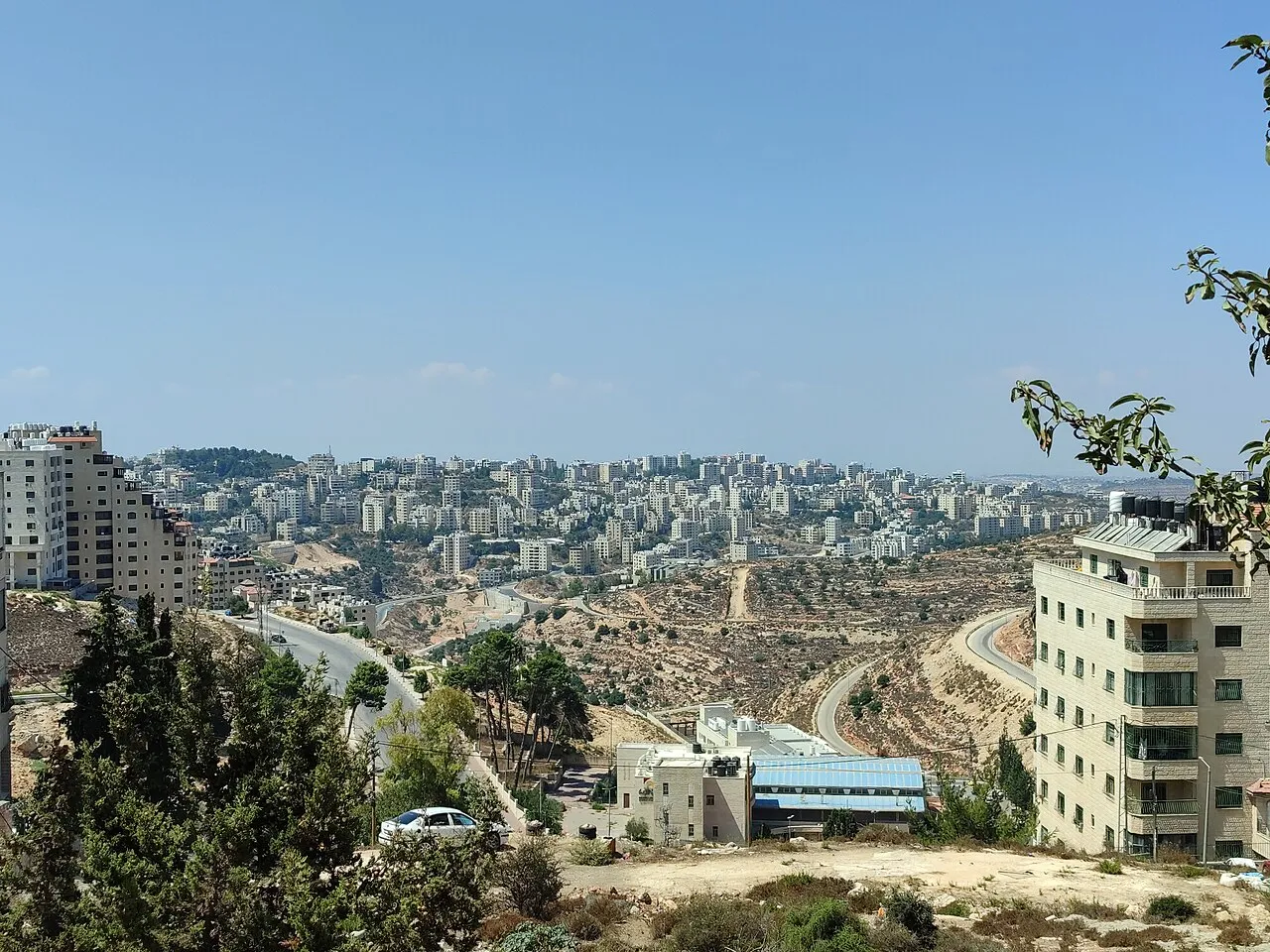Woonwijk in Ramallah, waar de Nederlandse diplomaten gestationeerd waren wier status Israël introk.