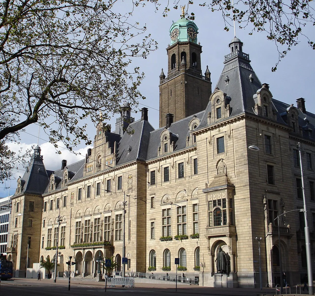 Het stadhuis van Rotterdam aan de Coolsingel, de ambtswoning van de burgemeester.
