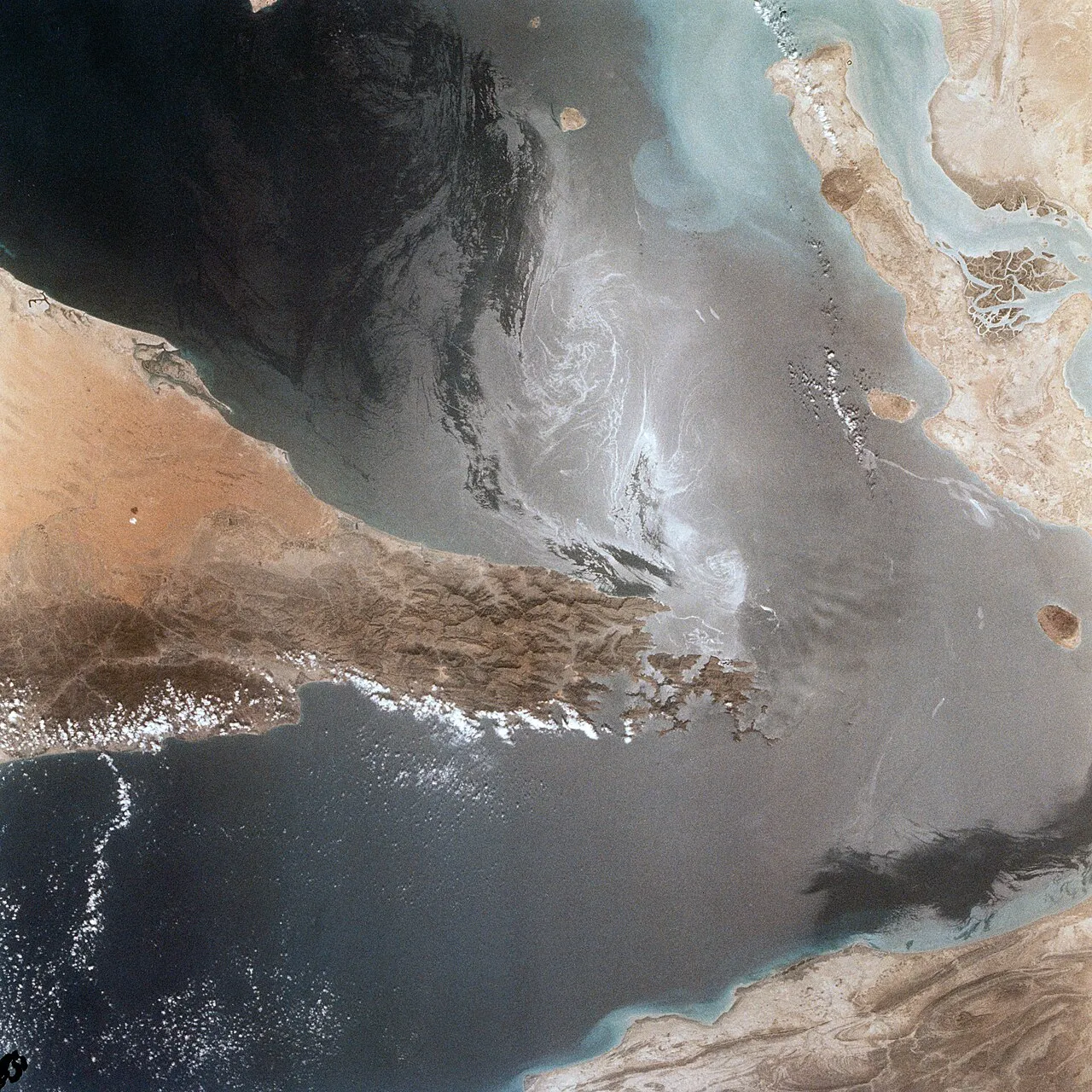 Satellietbeeld van de Straat van Hormuz tussen Iran, Oman en de Verenigde Arabische Emiraten