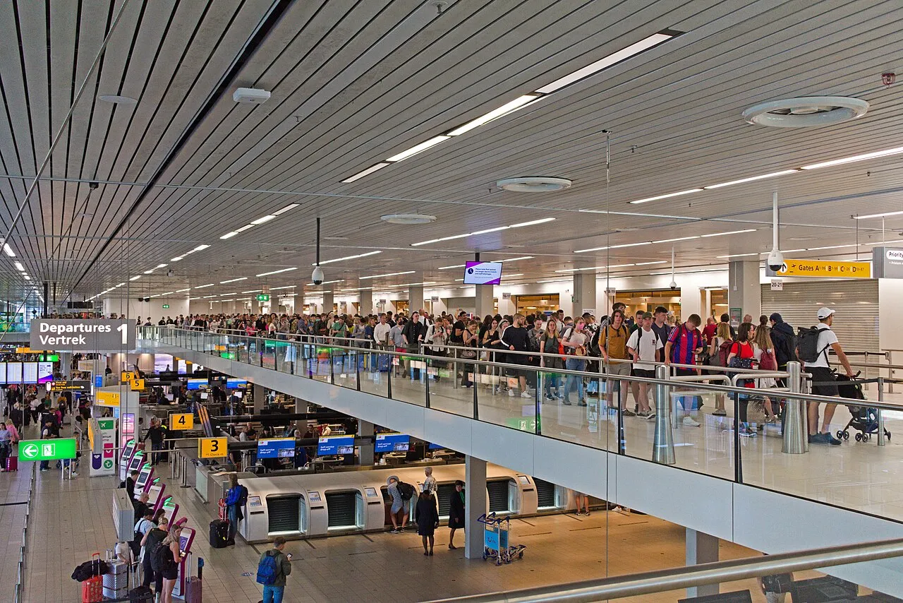 Reizigers bij de controle op de vertrekhal van Schiphol.