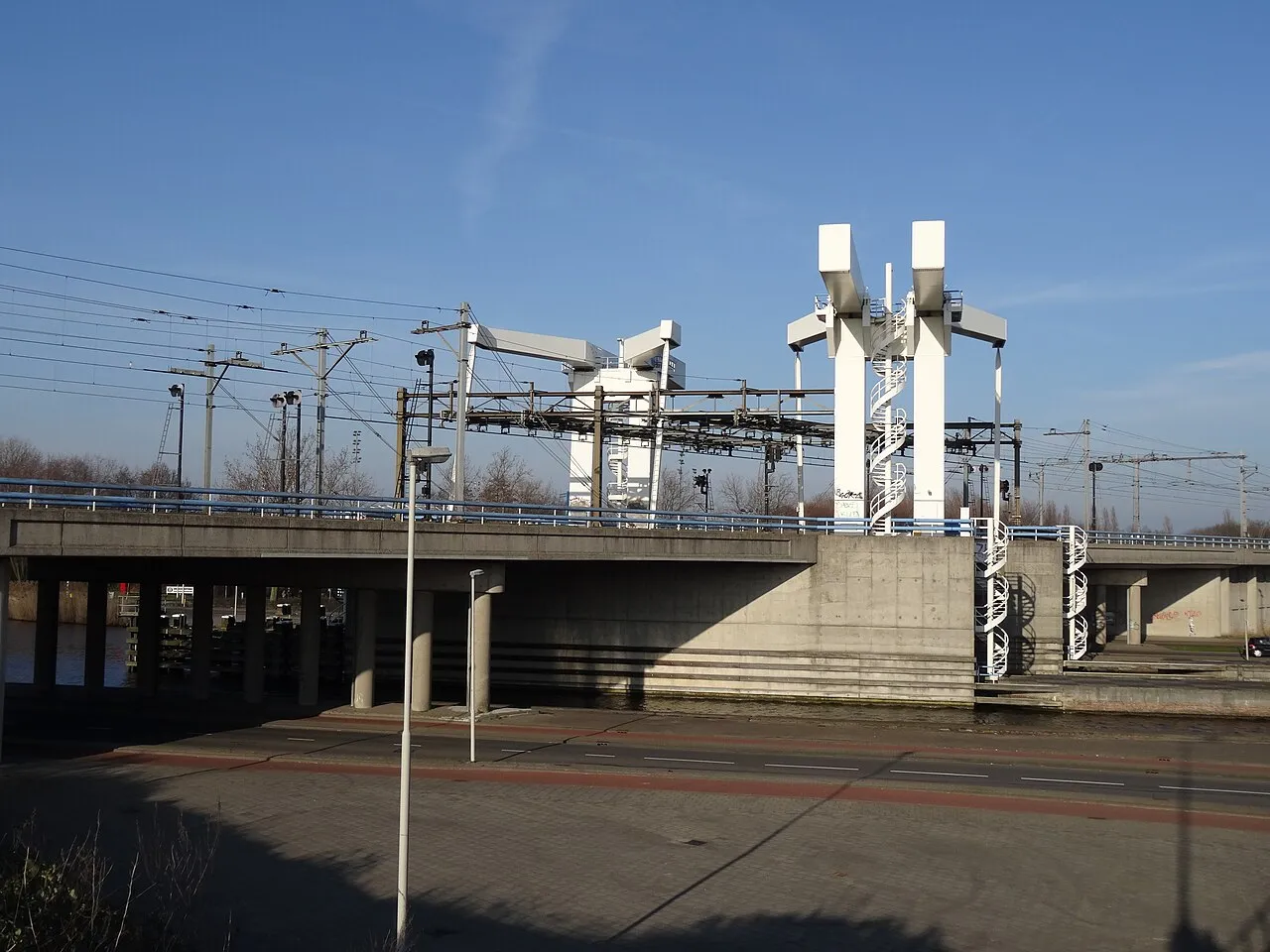 De spoorbrug over de Delfshavense Schie in Rotterdam-Delfshaven