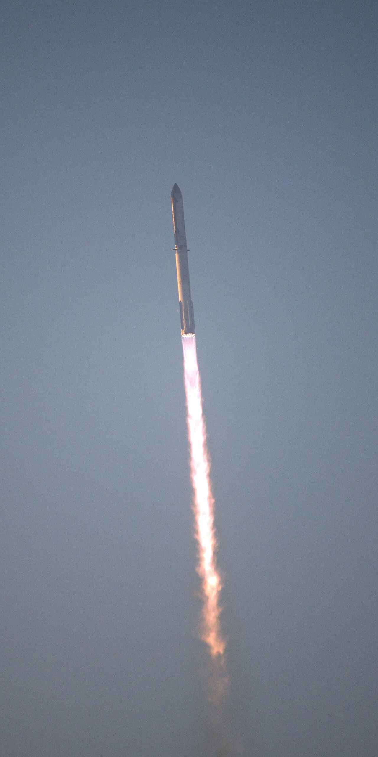 SpaceX Starship-raket stijgt kort na de lancering op naar de lucht