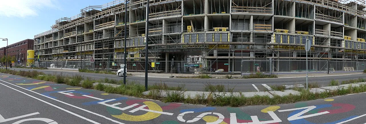 Straatbeeld van de Stationslaan in Breda, de straat waaraan het pand ligt dat door de auto werd geraakt.