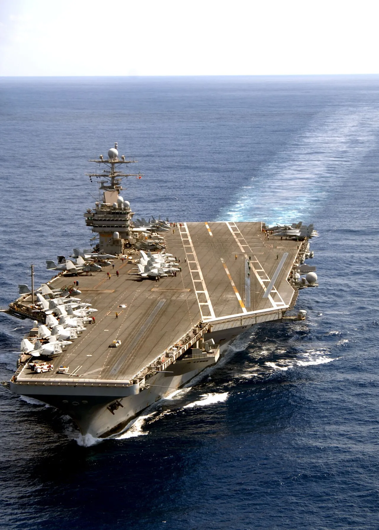 Het vliegdekschip USS Theodore Roosevelt vaart op open zee.
