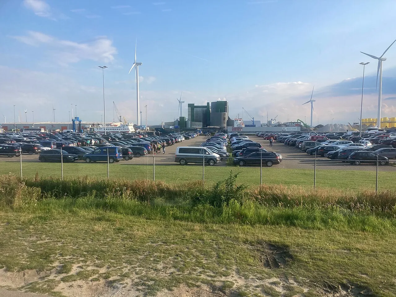Veerboot en kade in de Eemshaven, Groningen